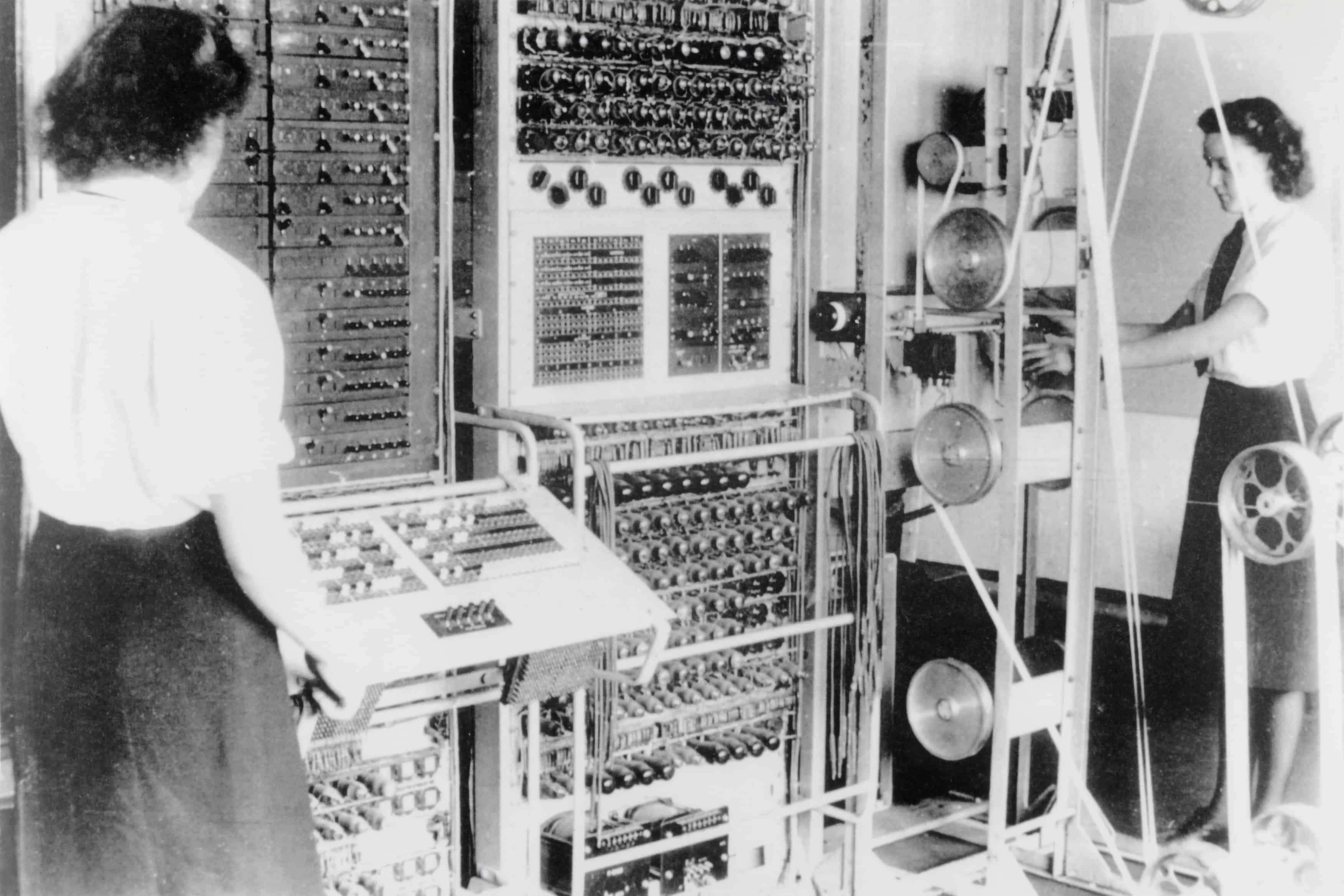 Joan Clarke programozza a Bombe kódfejtő számítógépet