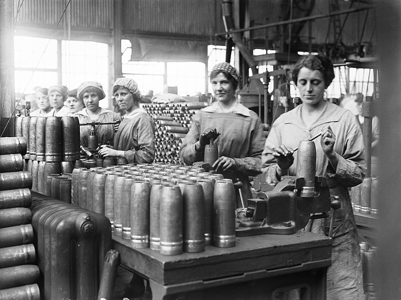 Women war workers at the Royal Shell Factory
